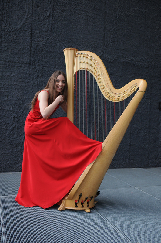 Ivana Bilisko an der Harfe