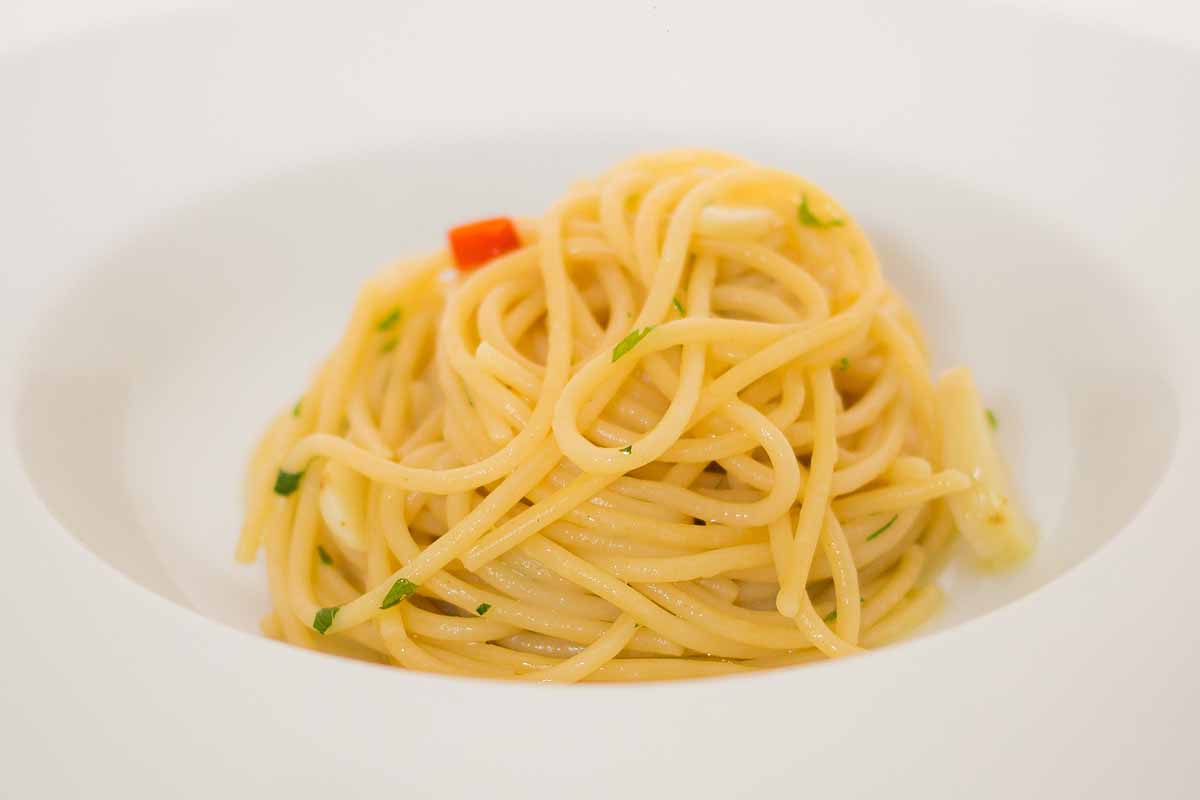 * Spaghetti with garlic, olive oil and peppers